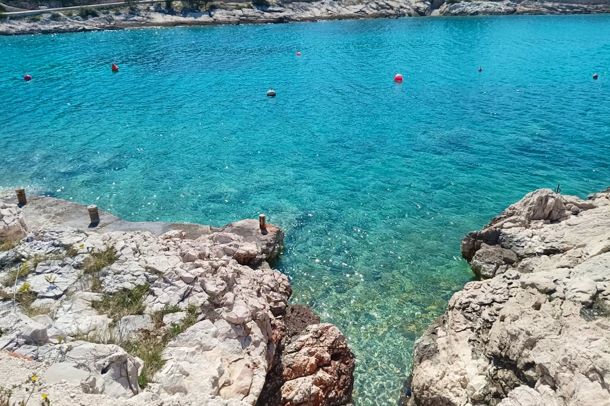 Prodaje se prostrano zemljište u prvom redu do mora u Primoštenu 