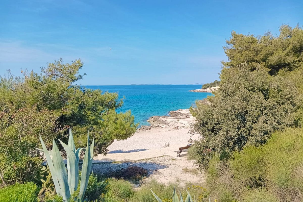 Prodaje se građevinsko zemljište uz more u Primoštenu