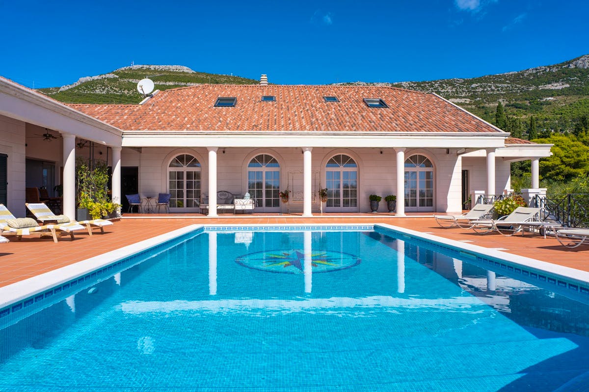 Exquisite estate with swimming pool near Split for sale