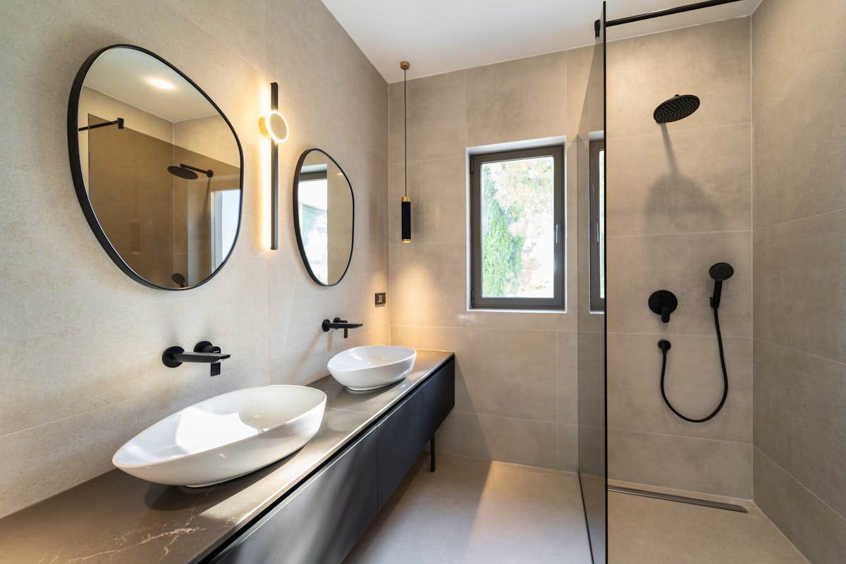 Spacious bathromm with walk-in shower