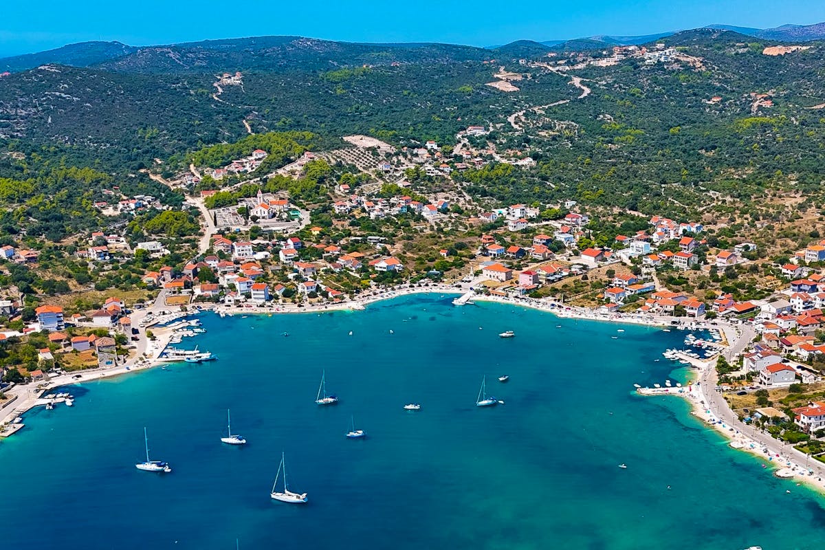 Building plot in the first row to the sea in Vinisce for sale