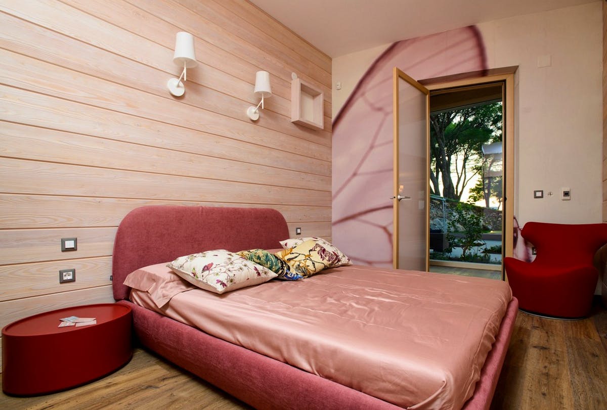 Stylish en-suite bedroom