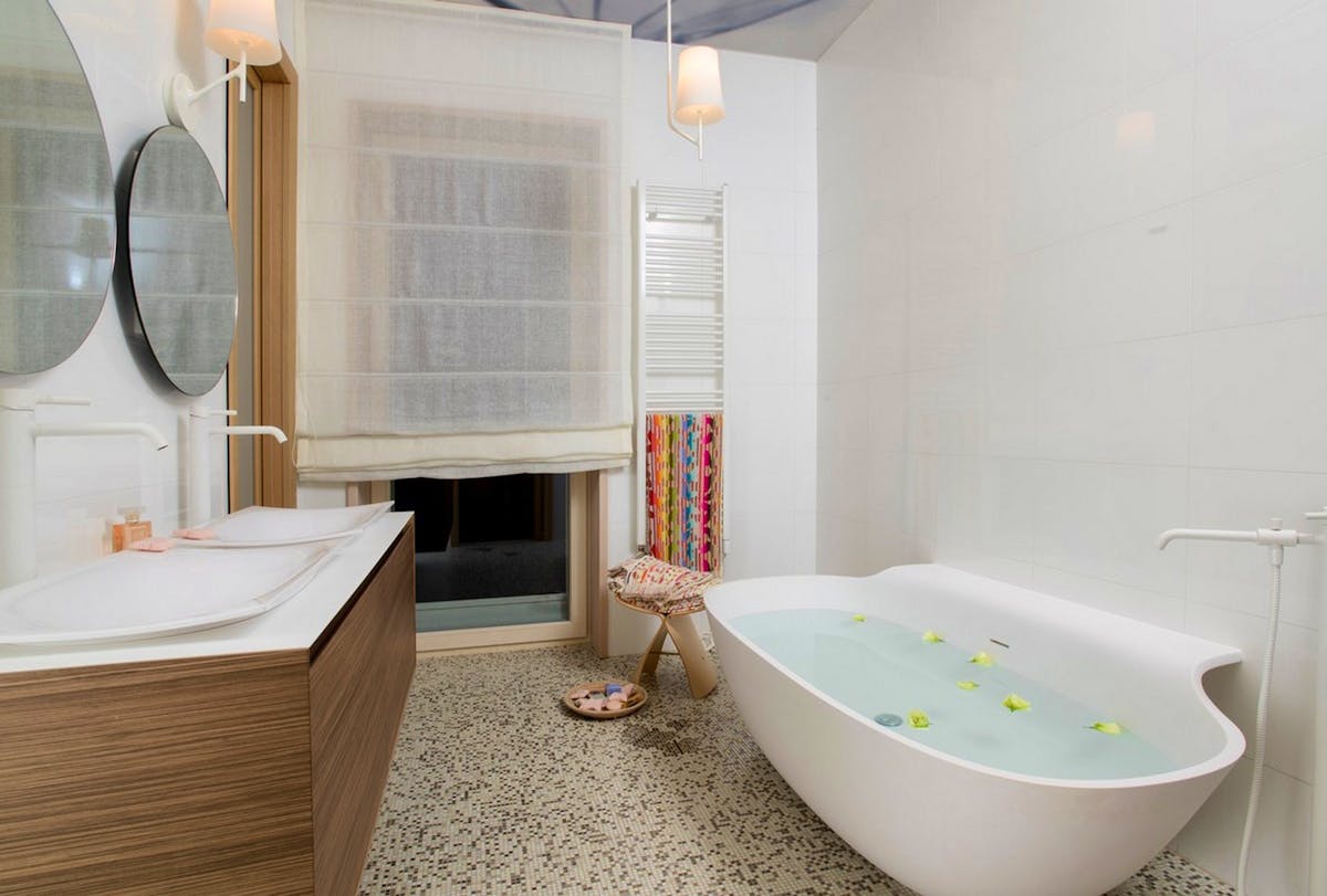 Elegant bathroom with a bathtub