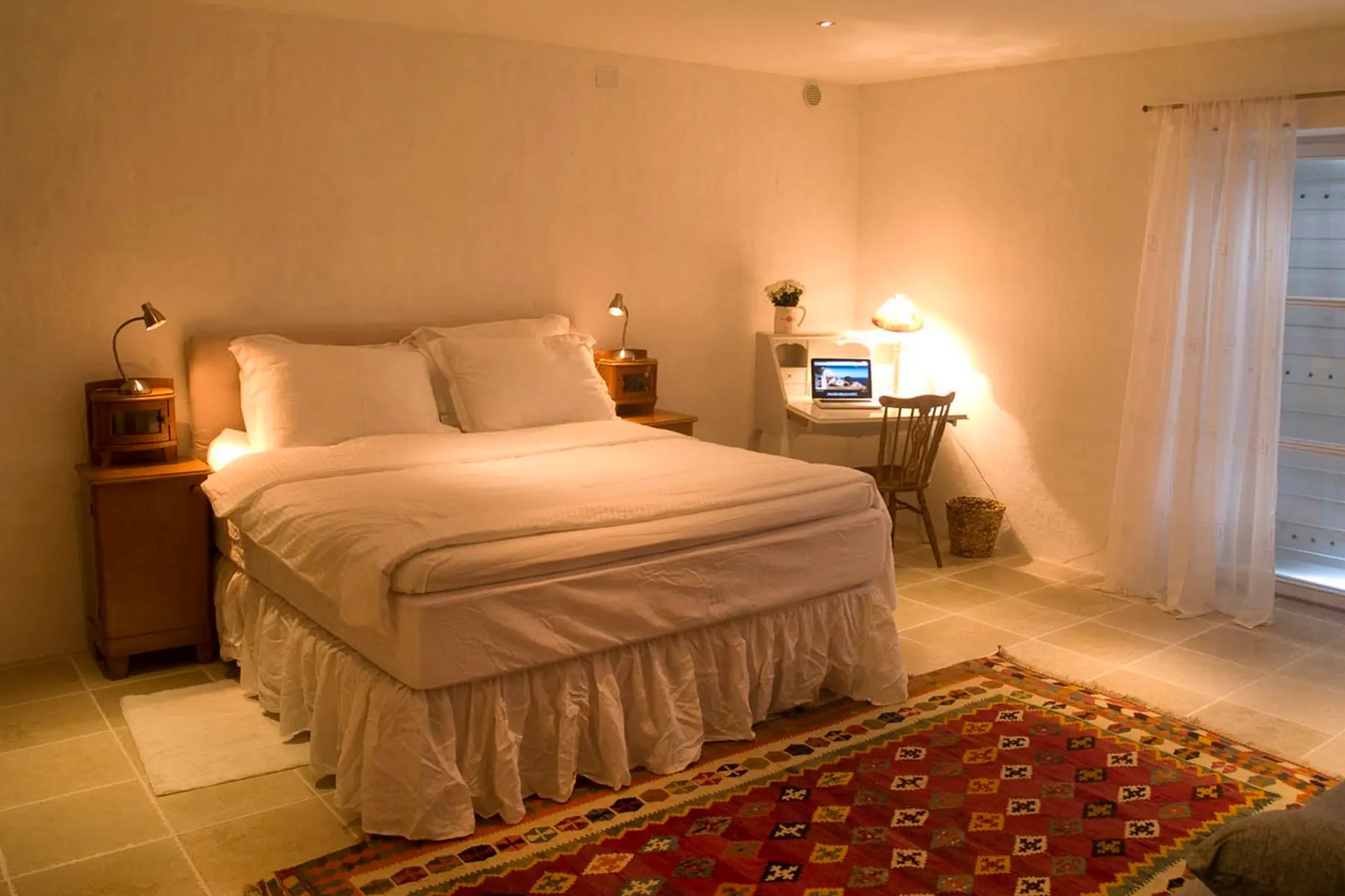 Elegant en-suite bedroom