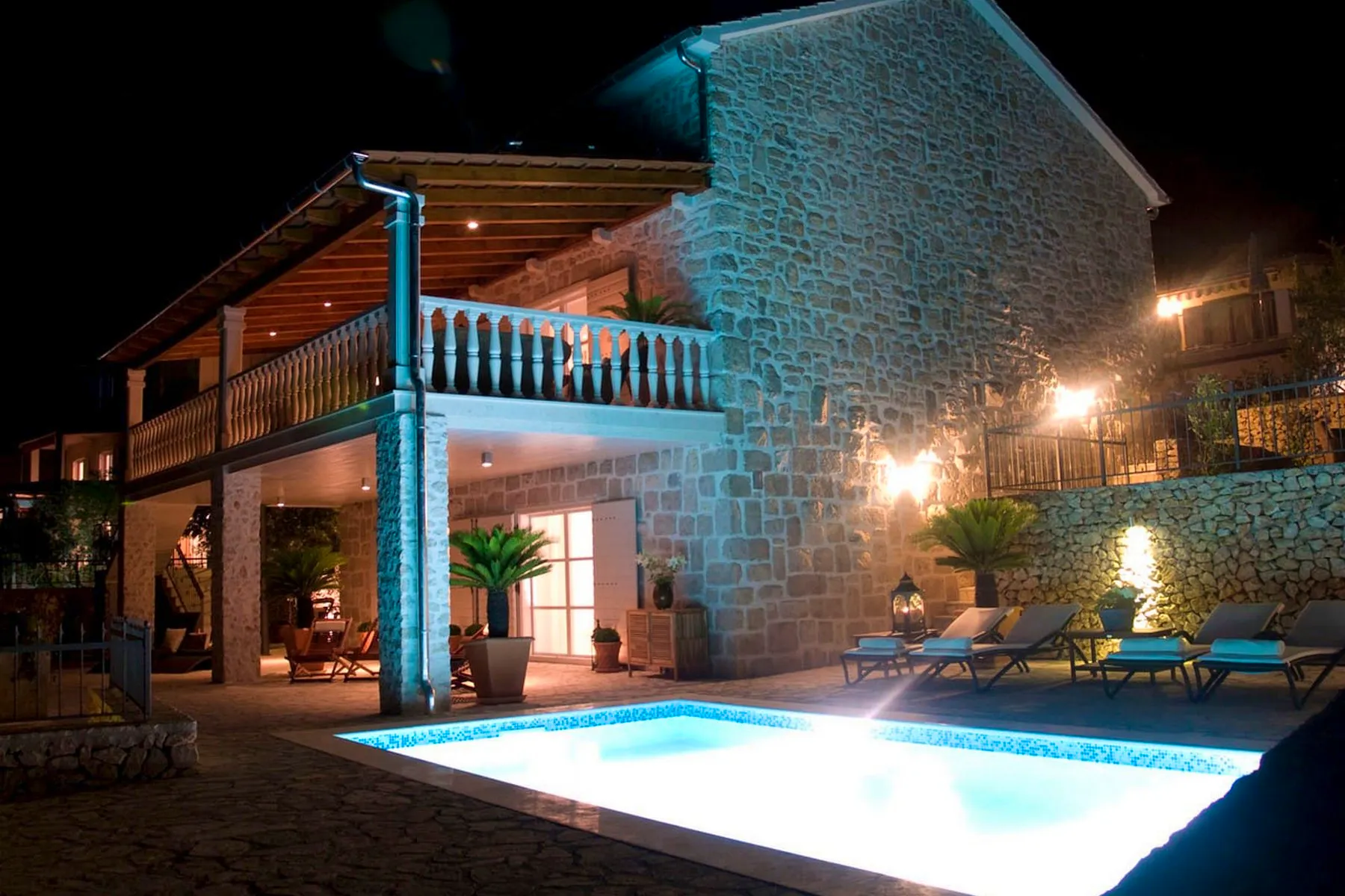 Exclusive villa with swimming pool near Trogir for sale