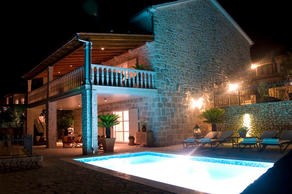 Exclusive villa with swimming pool near Trogir for sale